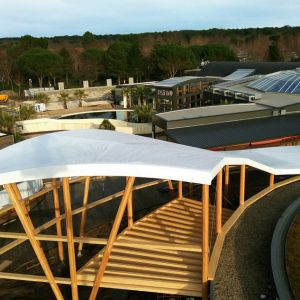 Tensioned structure to cover the part of the terrace